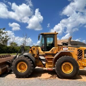 À Venda: 2 Unidades de Pá Carregadeira Volvo L120