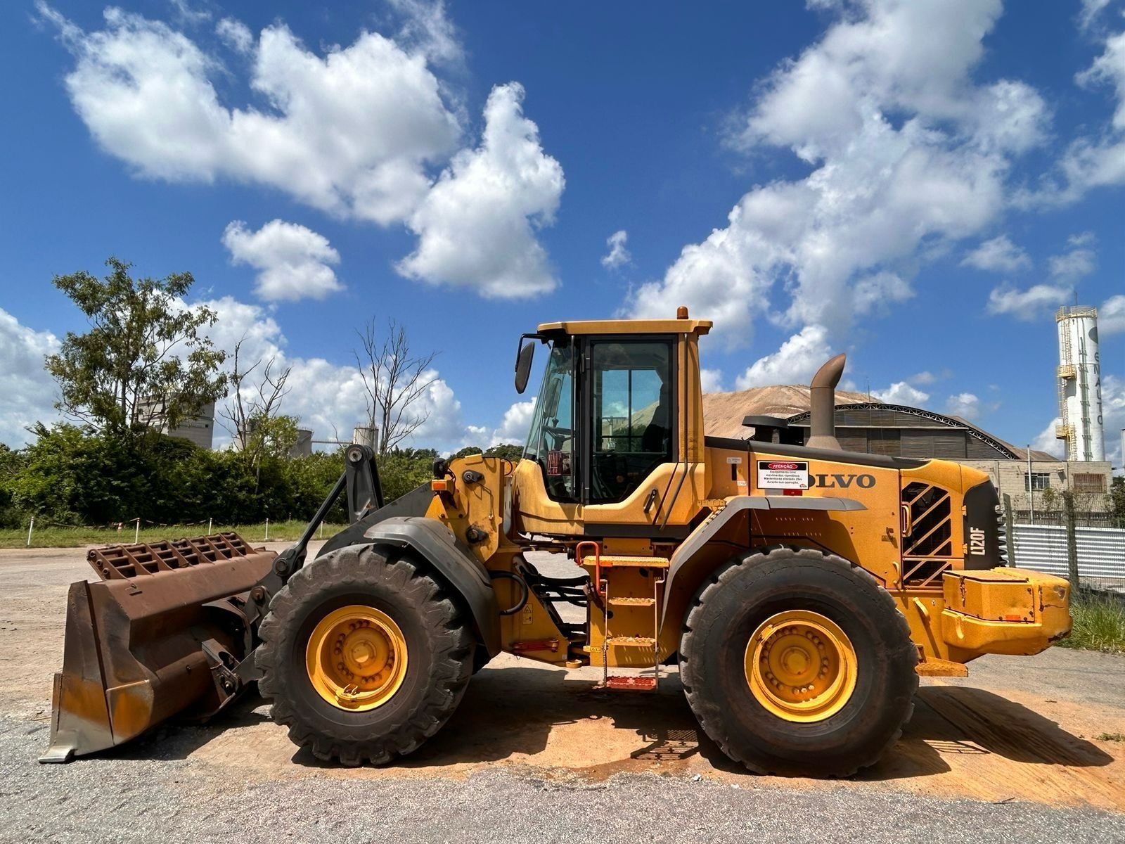 À Venda: 2 Unidades de Pá Carregadeira Volvo L120