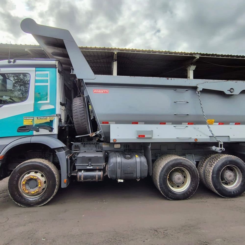 CAMINHÃO MERCEDES-BENZ AROCS 3351 6x4 – BASCULANTE ROSSETTI 16m³ - Imagem 4