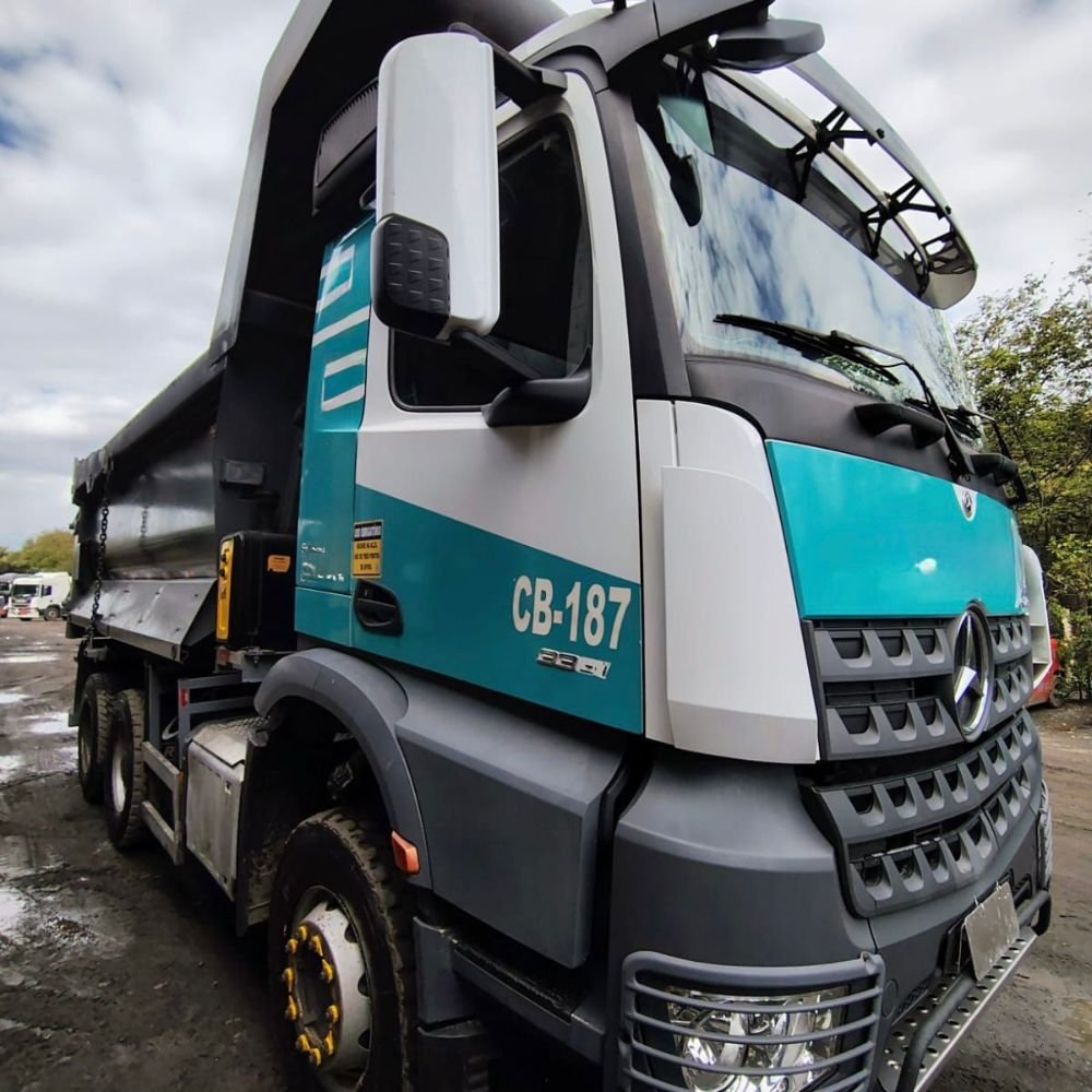 CAMINHÃO MERCEDES-BENZ AROCS 3351 6x4 – BASCULANTE ROSSETTI 16m³ - Imagem 3